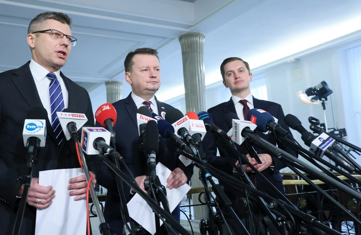 Przestrzegania wyrażonych w konstytucji zasad wolności i sprawiedliwości, poszanowania praw człowieka oraz obrony niezależności Trybunału Konstytucyjnego dotyczą projekty trzech uchwał, które klub PiS złożył w Sejmie. We wtorek wieczorem projekty zamieszczono na stronie Sejmu.