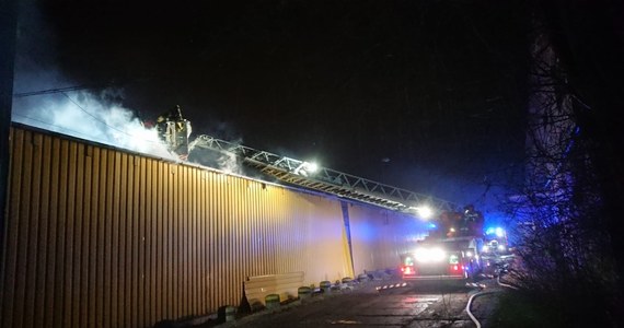 Około 50 strażaków gasi pożar magazynu meblowego przy ul. Łęczyńskiej w Lublinie. Nie ma poszkodowanych. Hala została całkowicie zniszczona.