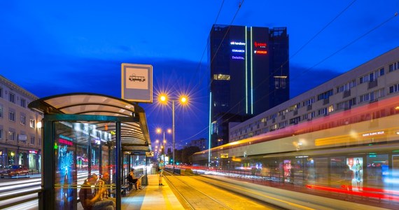 W związku z przejazdem przez Gdańsk trzech ciężarówek z elementami przeznaczonymi na platformy wiertnicze, w nocy ze środy (7 lutego) na czwartek (8 lutego) obowiązywać będą zmiany na większości linii tramwajowych oraz autobusowej 158. Tramwaje nie dojadą m.in. na Stogi. Wprowadzona zostanie autobusowa komunikacja zastępcza.