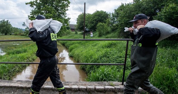 Woda przerwała wał przeciwpowodziowy na rzece Liswarta w Starokrzepicach w powiecie kłobuckim w Śląskiem. Po intensywnych opadach deszczu w regionie wzrósł poziom wody. 
