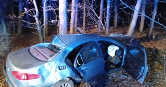 33-letni mężczyzna zginął po uderzeniu autem w drzewa. Do tragicznego wypadku doszło we wtorek wieczorem w pobliżu Cmolasu na Podkarpaciu.  