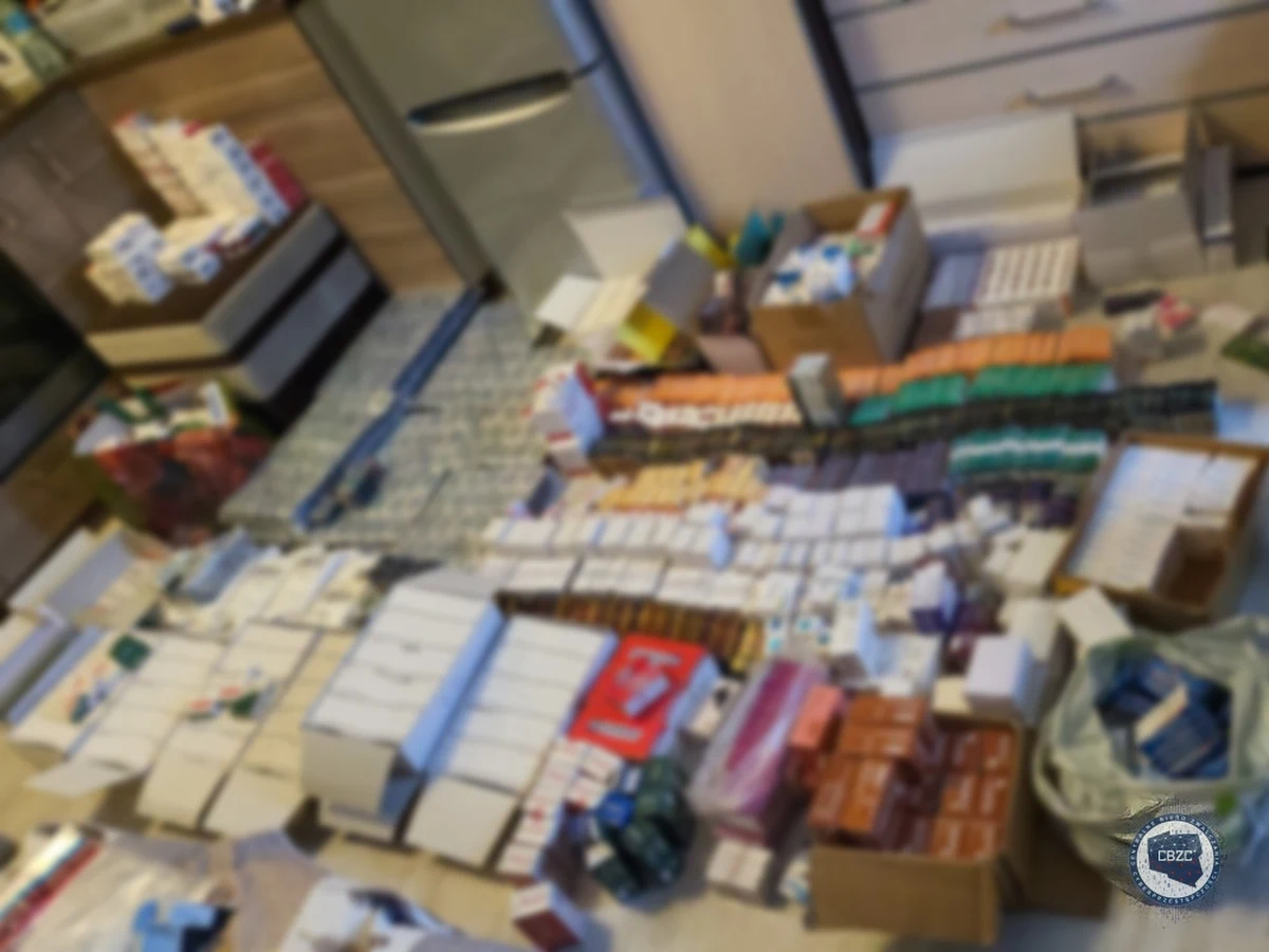 Funkcjonariusze Centralnego Biura Zwalczania Cyberprzestępczości zatrzymali 9 osób w śledztwie dotyczącym zorganizowanej grupy przestępczej prowadzącej internetową sprzedaż leków bez wymaganego zezwolenia. Wszyscy usłyszeli zarzuty. Zatrzymanym grozi do 10 lat pozbawienia wolności.