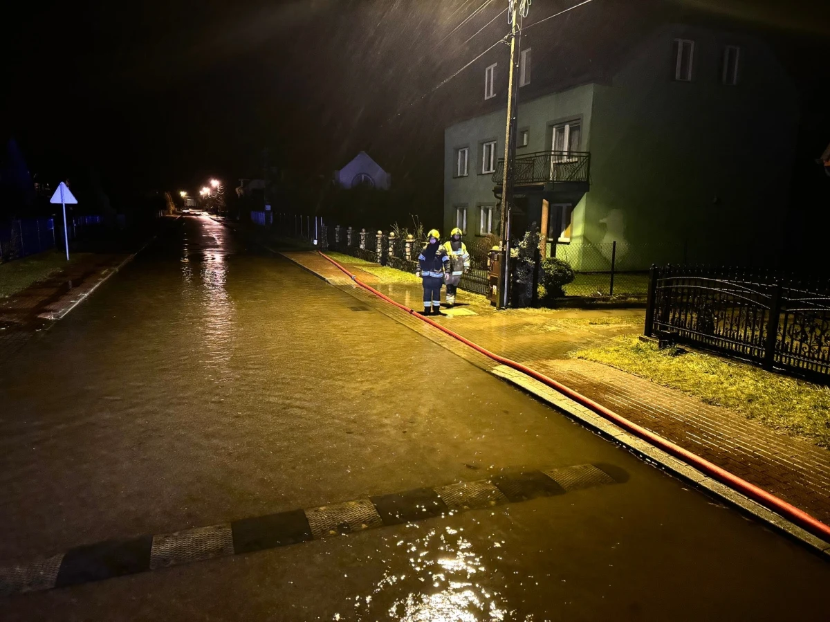 Zerwany wał przeciwpowodziowy, zalane drogi, piwnice i posesje. Tak wygląda sytuacja po długotrwałych opadach deszczu, które utrzymywały się na Pomorzu. Wiele rzek w regionie przekroczyło stany alarmowe i ostrzegawcze. Dziś mieszkańcy Pomorza mogą odpocząć od wiatrów. 