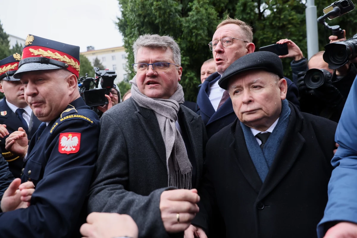 "Prawie wszystkie cywilizowane państwa mają dostęp do Pegasusa i to, że Polska miała, to nie było nic nadzwyczajnego; po prostu banda złodziei przerażonych tym Pegasusem, która była w opozycji, a teraz jest przy władzy, dostała ataku histerii" - powiedział przed budynkiem Sejmu szef PiS Jarosław Kaczyński.