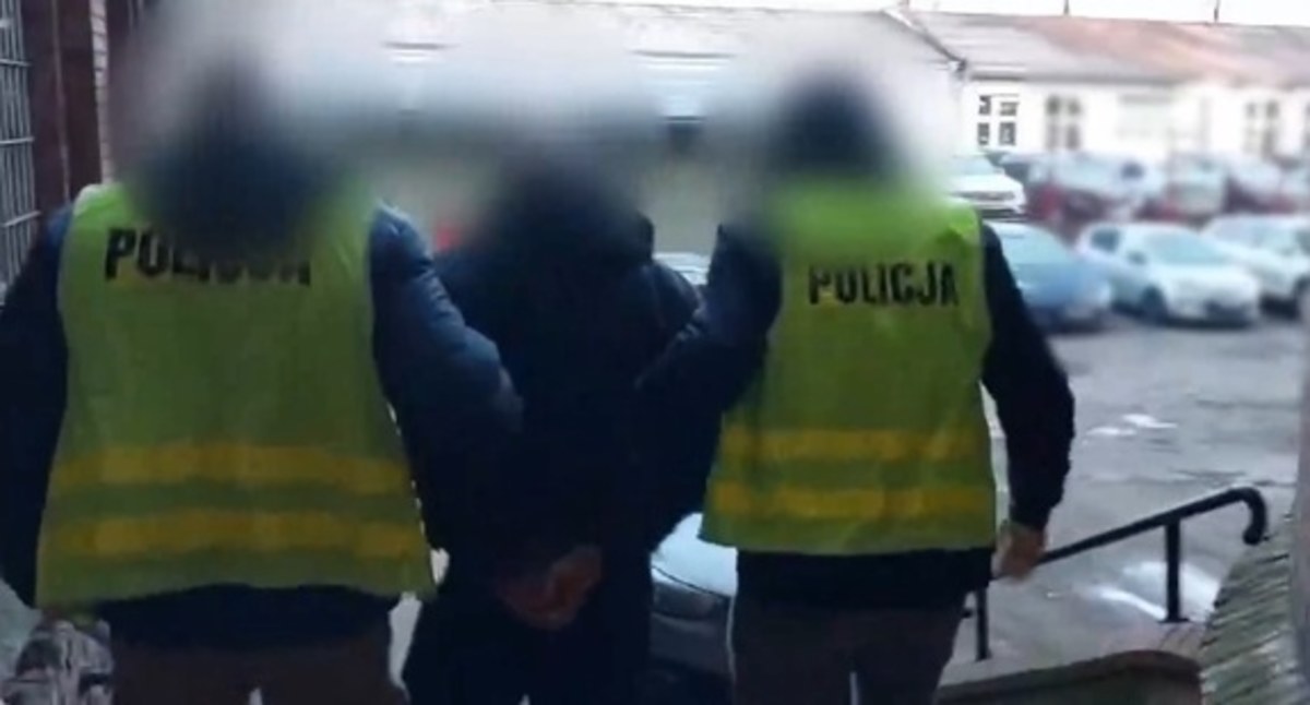 Policjanci zatrzymali 36-letniego mieszkańca Olsztyna, podejrzanego o szereg oszustw internetowych. Po sprawdzeniu w policyjnych systemach wyszło na jaw, że mężczyzna jest osobą poszukiwaną przez wymiar sprawiedliwości. Podejrzanemu na podstawie zebranego materiału dowodowego łącznie przedstawiono 91 zarzutów oszustwa. Mężczyzna ze swojego zachowania będzie się tłumaczył przed sądem i będzie odpowiadał w warunkach recydywy.