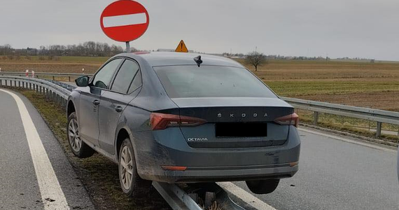 W nietypowy sposób zakończył swoją jazdę samochodem pewien 49-latek. Mężczyzna jadąc autem osobowym w kierunku Lublina najechał na barierki rozdzielające jezdnie i zawisł na nich, a następnie wyszedł z pojazdu i oddalił się pieszo z miejsca. Policjanci zatrzymali zbiega. Okazało się, że był on nietrzeźwy, miał zatrzymane prawo jazdy, a pojazd, którym jechał był skradziony.