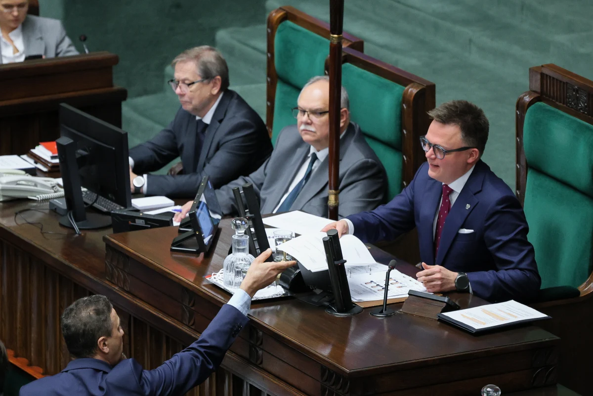 Polki i Polacy oczekują, że Sejm będzie pracował, będzie miejscem dyskusji, a nie będzie areną dla politycznego chuligaństwa. Każdy serial musi mieć swój ostatni sezon i mam nadzieję, że w niektórych kwestiach on nastąpi - powiedział marszałek Sejmu Szymon Hołownia. Na posiedzenie Sejmu próbowali dostać się Mariusz Kamiński oraz Maciej Wąsik. 
