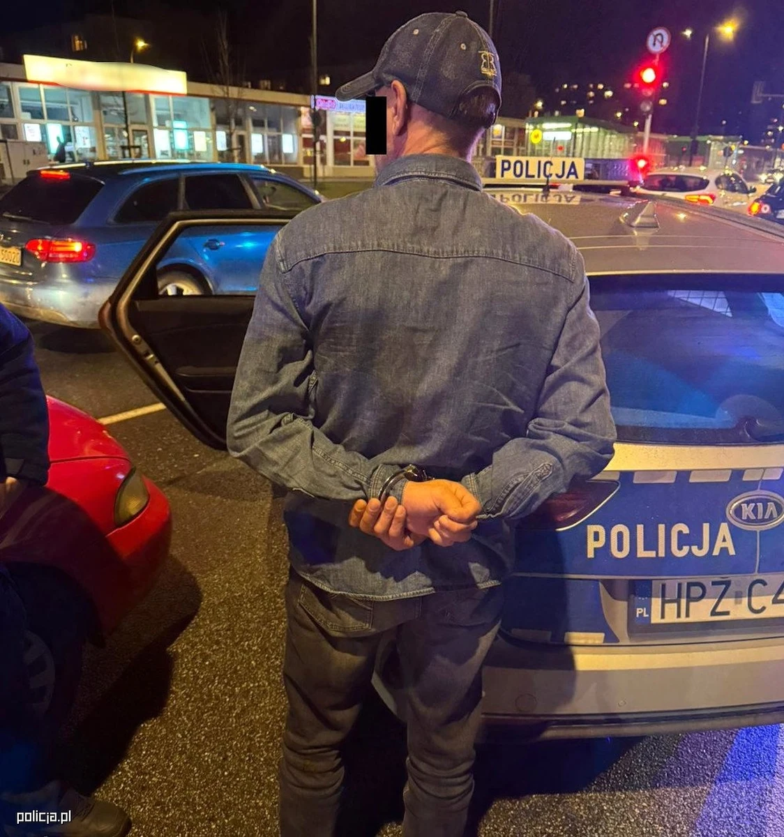 Dwóch mężczyzn, którzy kradli damskie torebki pozostawione w samochodach na stacjach paliw lub myjniach, zatrzymali policjanci w Warszawie. Auto złodziei rozpoznał funkcjonariusz z Grodziska wracający po pracy do domu.    