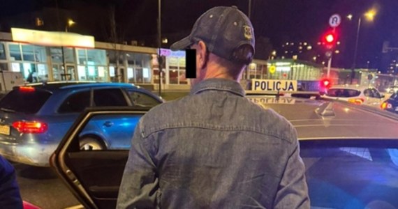 Dwóch mężczyzn, którzy kradli damskie torebki pozostawione w samochodach na stacjach paliw lub myjniach, zatrzymali policjanci w Warszawie. Auto złodziei rozpoznał funkcjonariusz z Grodziska wracający po pracy do domu.    