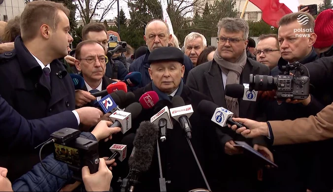 Prezes PiS po awanturze przed budynkiem Sejmu: Hołownia jest amatorem i nie powinien być marszałkiem Sejmu