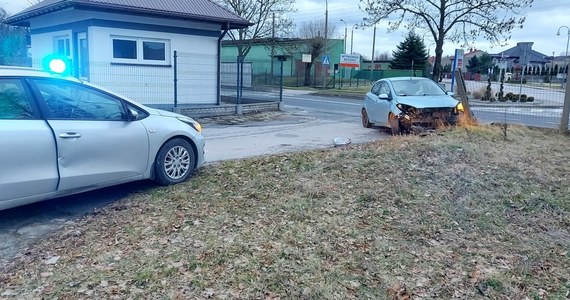 Oddaniem strzałów przez policjantów skończył się pościg za złodziejem samochodu, który w Pajęcznie (Łódzkie) uszkodził trzy radiowozy i próbował przejechać policjantów. Zatrzymany 30-latek był pod wpływem alkoholu.

