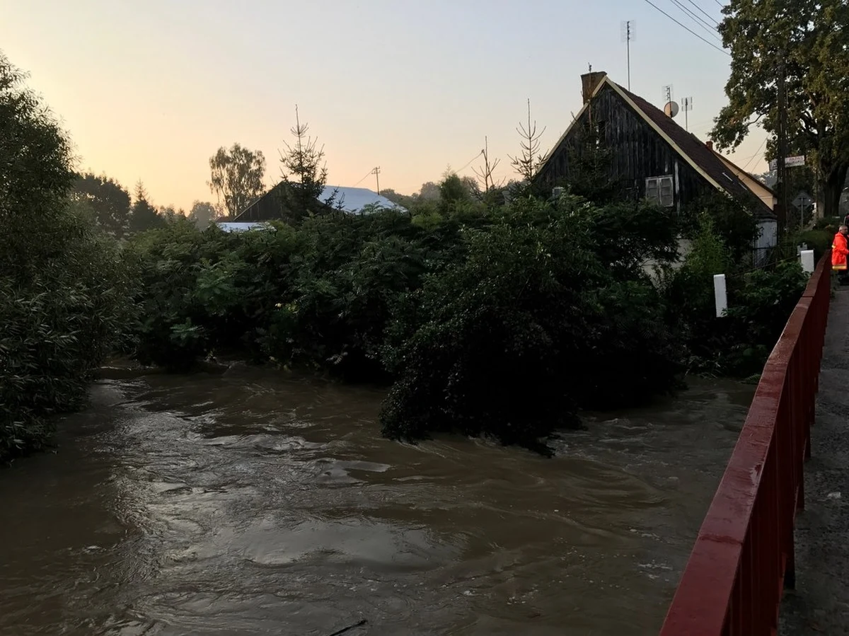 Opady deszczu, śniegu i deszczu ze śniegiem oraz roztopy sprawiają, że w jeziorach i rzekach podnosi się stan wody. O pół metra przekroczony jest stan alarmowy na rzece Wąskiej w Pasłęku. Strażacy monitorują sytuację, ale na szczęście, nigdzie nie doszło jeszcze do podtopień.
