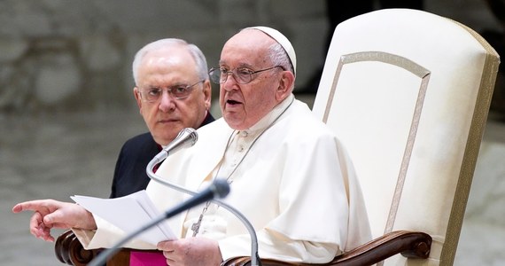 Papież Franciszek powiedział, że zgorszenie z powodu błogosławienia par homoseksualnych to hipokryzja. W wywiadzie dla włoskiego tygodnika katolickiego "Credere" podkreślił, że w "sercu" watykańskiego dokumentu, który przewiduje takie błogosławieństwa, jest "przyjmowanie" osób.