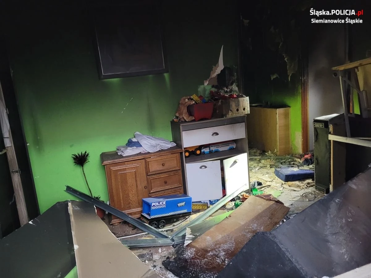 Prokuratura Rejonowa w Siemianowicach Śląskich przeprowadzi śledztwo w sprawie pożaru, w którym zginął 4-letni chłopiec. Ogień wybuchł w ostatni poniedziałek w budynku wielorodzinnym przy ul. Kołłątaja. Z dotychczasowych ustaleń wynika, że w mieszkaniu objętym pożarem bez opieki dorosłych była trójka dzieci.