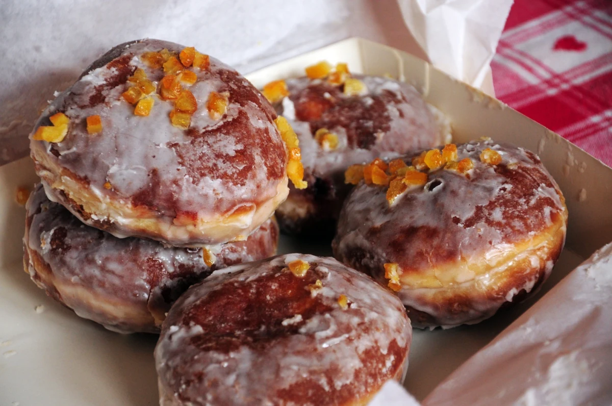 W tłusty czwartek Polacy zjedzą pączki warte tyle co 391 dwupokojowych mieszkań w największych miastach w naszym kraju - wynika z raportu firmy HREIT.