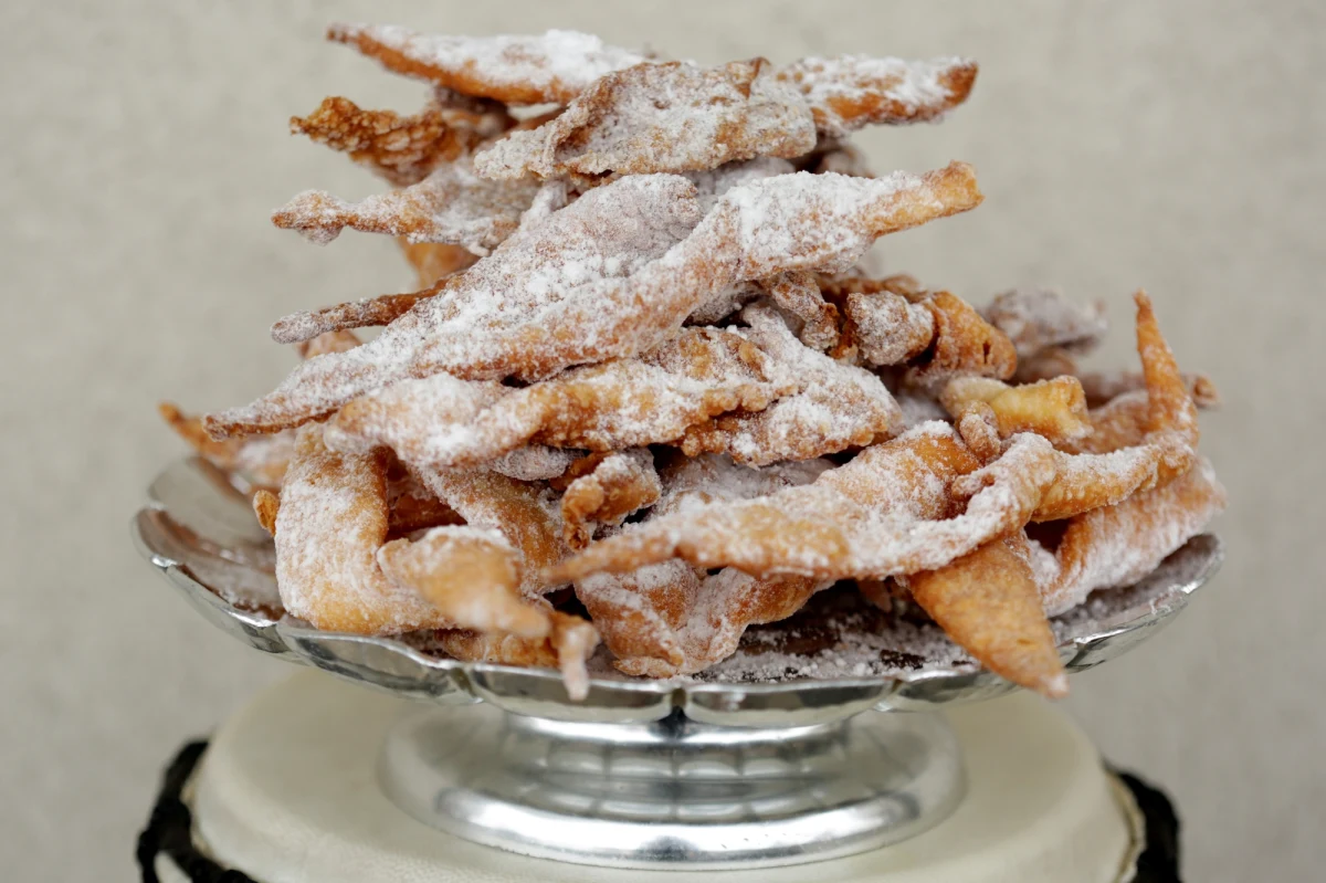 Jedni w tłusty czwartek zajadają się pączkami, inni wybierają faworki albo chrust. I tu pojawia się pytanie: Którego określenia powinniśmy używać na zawijane w kokardkę ciastka?