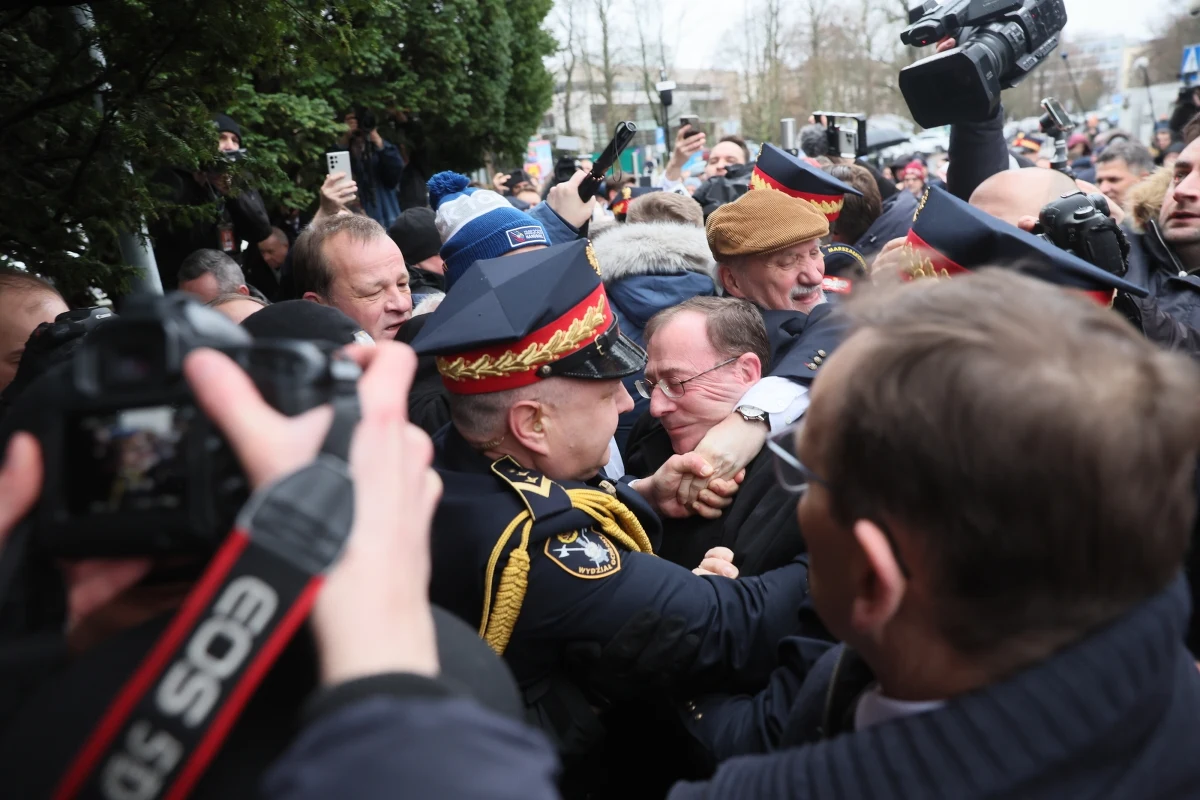 Im więcej czasu upływa od próby wprowadzenia Mariusza Kamińskiego i Macieja Wąsika do budynków parlamentu, tym bardziej absurdalne wydaje się całe przedsięwzięcie. Jego użyteczność polityczna odpowiada chyba skuteczności. A właściwie jej braku.