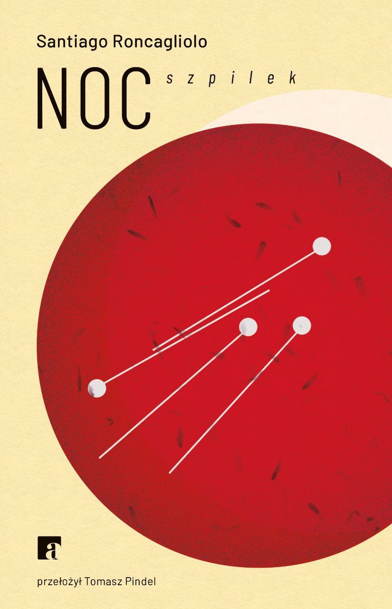 "Noc szpilek" to powieść peruwiańskiego pisarza średniego pokolenia Santiago Roncagliolo, znanego w Polsce z innych utworów prozą: "Czerwonego kwietnia" i "Wstydu". "Noc szpilek" ukazała się nakładem Wydawnictwa ArtRage. Jest to młodzieżowa powieść dla dorosłych, historia mocno niesfornych uczniów jezuickiej szkoły, którzy rzucili wyzwanie znienawidzonej nauczycielce. Sytuacja goni sytuację, z drobnego zdarzenia robi się ciąg tragicznych epizodów. Książka jest pisana polifonicznie, z przeplatającycmi się punktami widzenia, całą galerią uczuć i odmian miłości, paletą brutalizmów i aktów nienawiści. Język zmienia się z pełnego liryzmu po rozdział składający się z jednego skandowanego wulgaryzmu. Rozmawiałem z autorem przekładu tak trudnej do tłumaczenia powieści - Tomaszem Pindlem.  