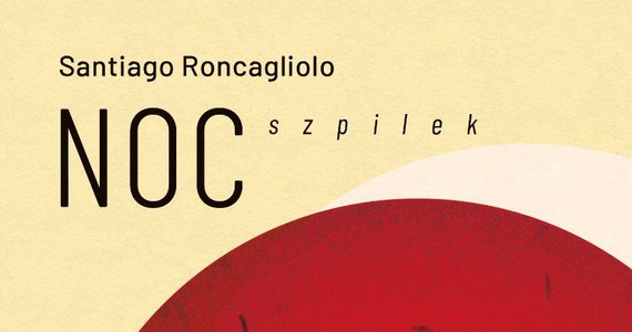 "Noc szpilek" to powieść peruwiańskiego pisarza średniego pokolenia Santiago Roncagliolo, znanego w Polsce z innych utworów prozą: "Czerwonego kwietnia" i "Wstydu". "Noc szpilek" ukazała się nakładem Wydawnictwa ArtRage. Jest to młodzieżowa powieść dla dorosłych, historia mocno niesfornych uczniów jezuickiej szkoły, którzy rzucili wyzwanie znienawidzonej nauczycielce. Sytuacja goni sytuację, z drobnego zdarzenia robi się ciąg tragicznych epizodów. Książka jest pisana polifonicznie, z przeplatającycmi się punktami widzenia, całą galerią uczuć i odmian miłości, paletą brutalizmów i aktów nienawiści. Język zmienia się z pełnego liryzmu po rozdział składający się z jednego skandowanego wulgaryzmu. Rozmawiałem z autorem przekładu tak trudnej do tłumaczenia powieści - Tomaszem Pindlem.  