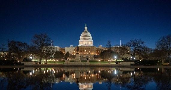 Amerykański Senat zagłosował w środę przeciwko projektowi ustawy łączącemu środki na wsparcie Ukrainy, Izraela i Tajwanu z reformami imigracyjnymi. Jeszcze dziś izba ma zagłosować nad "czystym" projektem pomocowym, zawierającym 98 mld dolarów na wsparcie dla partnerów Ameryki.