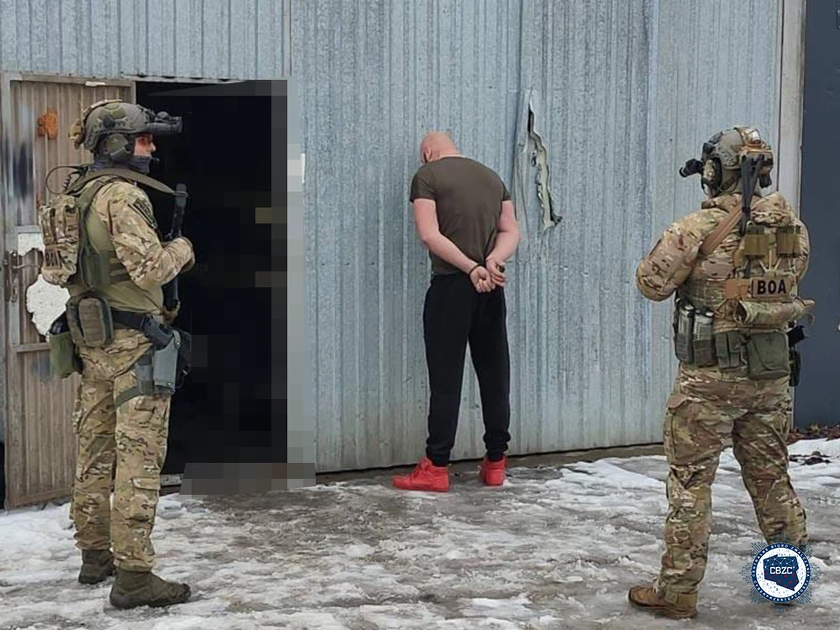 Za rozbój, nękanie i kradzież odpowie dwóch mężczyzn zatrzymanych przez funkcjonariuszy Centralnego Biura Zwalczania Cyberprzestępczości w Kielcach. Podejrzani pobili 24-latka kijem bejsbolowym i metalową rurką, bo chcieli upublicznić w sieci informacje, które mężczyzna miał w telefonie komórkowym. 