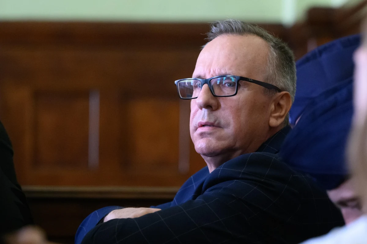 Sąd Apelacyjny w Poznaniu zdecydował, że były burmistrz Murowanej Gośliny Dariusz Urbański może wyjść z aresztu za poręczeniem majątkowym. Na byłym samorządowcu ciąży ponad 20 zarzutów, głównie korupcyjnych. Dariusz Urbański wpłacił 300 tys. zł poręczenia majątkowego i opuścił areszt - przekazała rzeczniczka Sądu Apelacyjnego w Poznaniu sędzia Elżbieta Fijałkowska. 