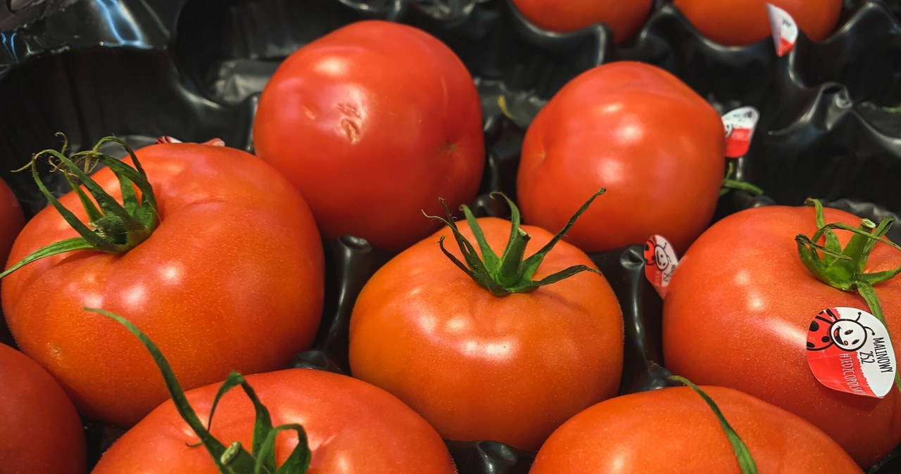 ¿Qué significan las etiquetas de los tomates?  Cada código es información importante para el consumidor.