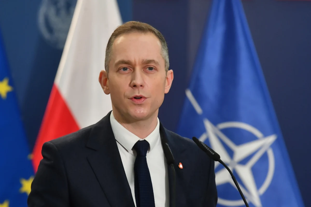 "Nasz audyt wykrył wiele nieprawidłowości w MON-ie" - tak mówił w Sejmie wiceminister obrony narodowej Cezary Tomczyk. Przedstawił on szereg zastrzeżeń do resortu, którego szefami byli Antoni Macierewicz i Mariusz Błaszczak. To zakupy dla armii bez przetargów, brak symulatorów do ćwiczeń na samolotach FA-50, brak off-setu oraz miliony zł wydane na podkomisję smoleńską. "To tylko wierzchołek góry lodowej" - grzmiał w Sejmie.