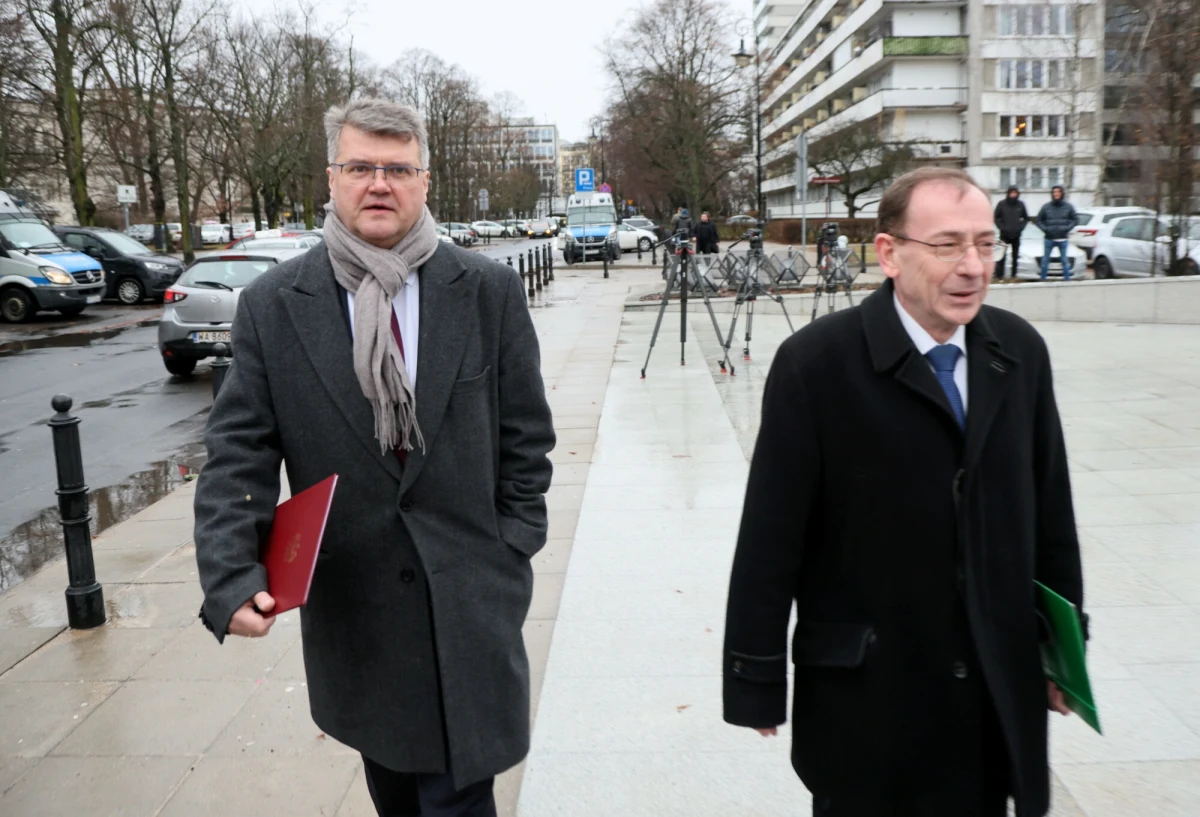 Po kilku tygodniach wahań i ponagleniu ze strony marszałka Sejmu Państwowa Komisja Wyborcza przekazała Szymonowi Hołowni informację o kolejnych osobach upoważnionych do ewentualnego objęcia mandatu, zwolnionego przez prawomocnie skazanego byłego szefa MSWiA. Pierwszeństwo mają Monika Pawłowska, Beata Strzałka i Ryszard Madziar, którzy otrzymali kolejno najwyższe liczby głosów na liście PiS w okręgu, z którego wszedł do Sejmu Kamiński.