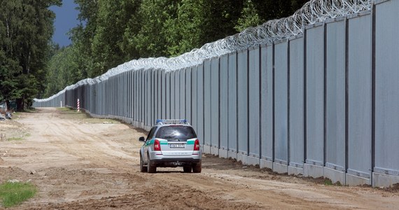 Zapora na granicy z Białorusią nie jest "dziurawa jak sito", ale nie spełnia swojej roli - powiedział Marcin Kierwiński. Minister spraw wewnętrznych i administracji poinformował, że trwają prace nad rozwiązaniami, które uszczelniłyby barierę. Mowa m.in. o zainstalowaniu specjalnych obejm, które mają zapobiec rozginaniu prętów przez migrantów.