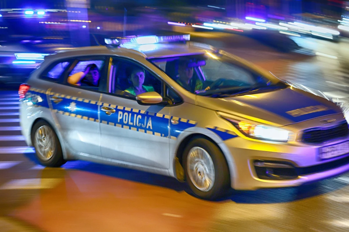 Policjant, który w miejscowości Czermno pod Gąbinem (Mazowieckie), kierując radiowozem wyprzedzał inny samochód przed przejściem dla pieszych, został ukarany mandatem w wysokości 1500 zł i otrzymał 15 punktów karnych. Wcześniej nagranie ze zdarzenia opublikowano w internecie.