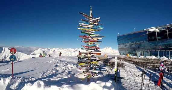 Austriacka policja szuka świadków tragicznego wypadku, w którym zginął 49-letni Polak. Doszło do niego w środę w ośrodku Silvretta Arena w Ischgl. Narciarz wypadł z trasy i runął z wysokości niemal 30 metrów.