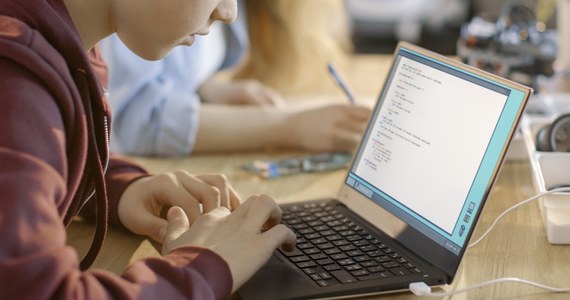 Rząd Donalda Tuska zawiesza program darmowych laptopów dla wszystkich uczniów klas czwartych szkół podstawowych. Powodem jest brak pieniędzy. "Będzie nowy, świetny program" - mówią rządzący. 