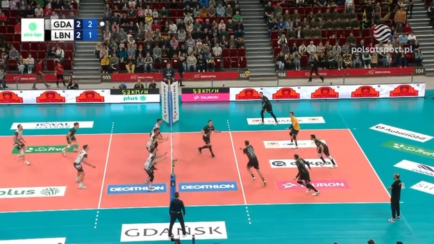 Efektowny blok w decydującym secie meczu PlusLigi. Ostatecznie spotkanie Trefl Gdańsk - Bogdanka LUK Lublin zakończyło się wynikiem 3:2.

