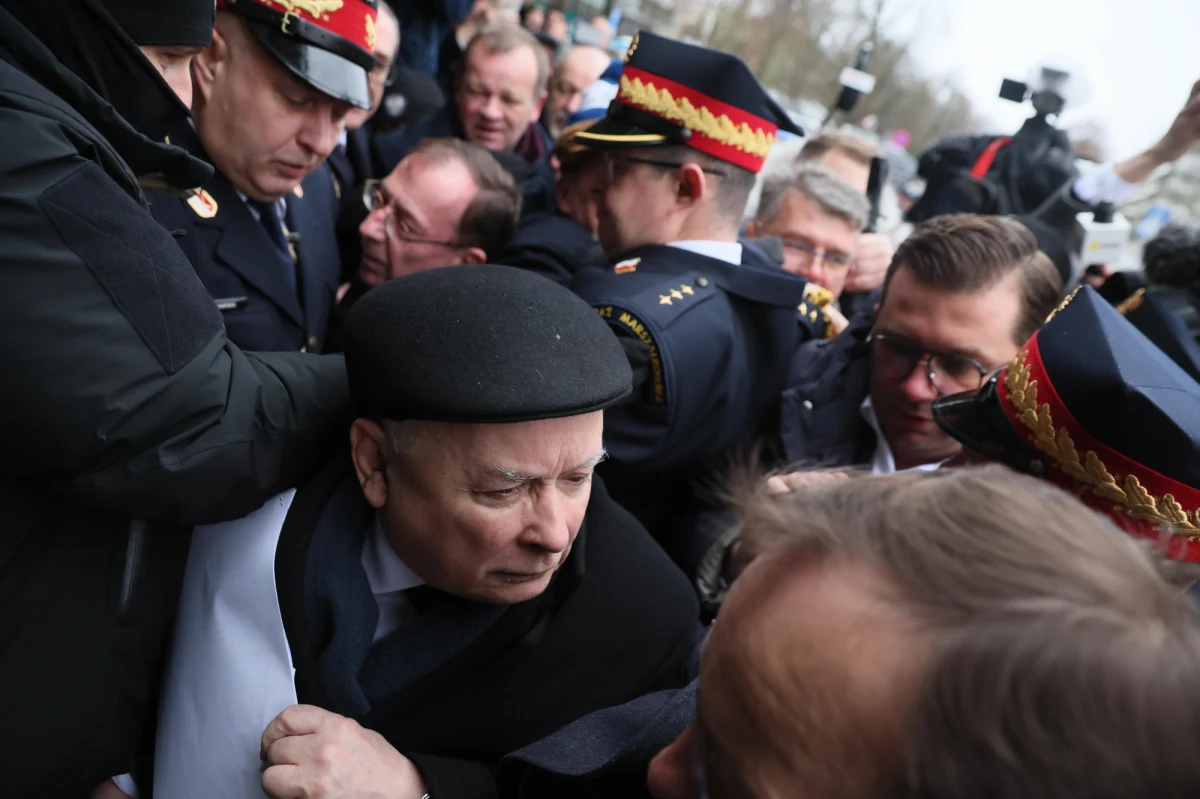 Będą kary finansowe dla parlamentarzystów, którzy brali udział we wczorajszej szarpaninie z funkcjonariuszami straży marszałkowskiej przed Sejmem - poinformował Szymon Hołownia. Mowa o obniżeniu uposażenia o połowę na maksymalnie trzy miesiące.