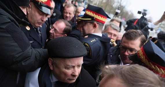 Będą kary finansowe dla parlamentarzystów, którzy brali udział we wczorajszej szarpaninie z funkcjonariuszami straży marszałkowskiej przed Sejmem - poinformował Szymon Hołownia. Mowa o obniżeniu uposażenia o połowę na maksymalnie trzy miesiące.