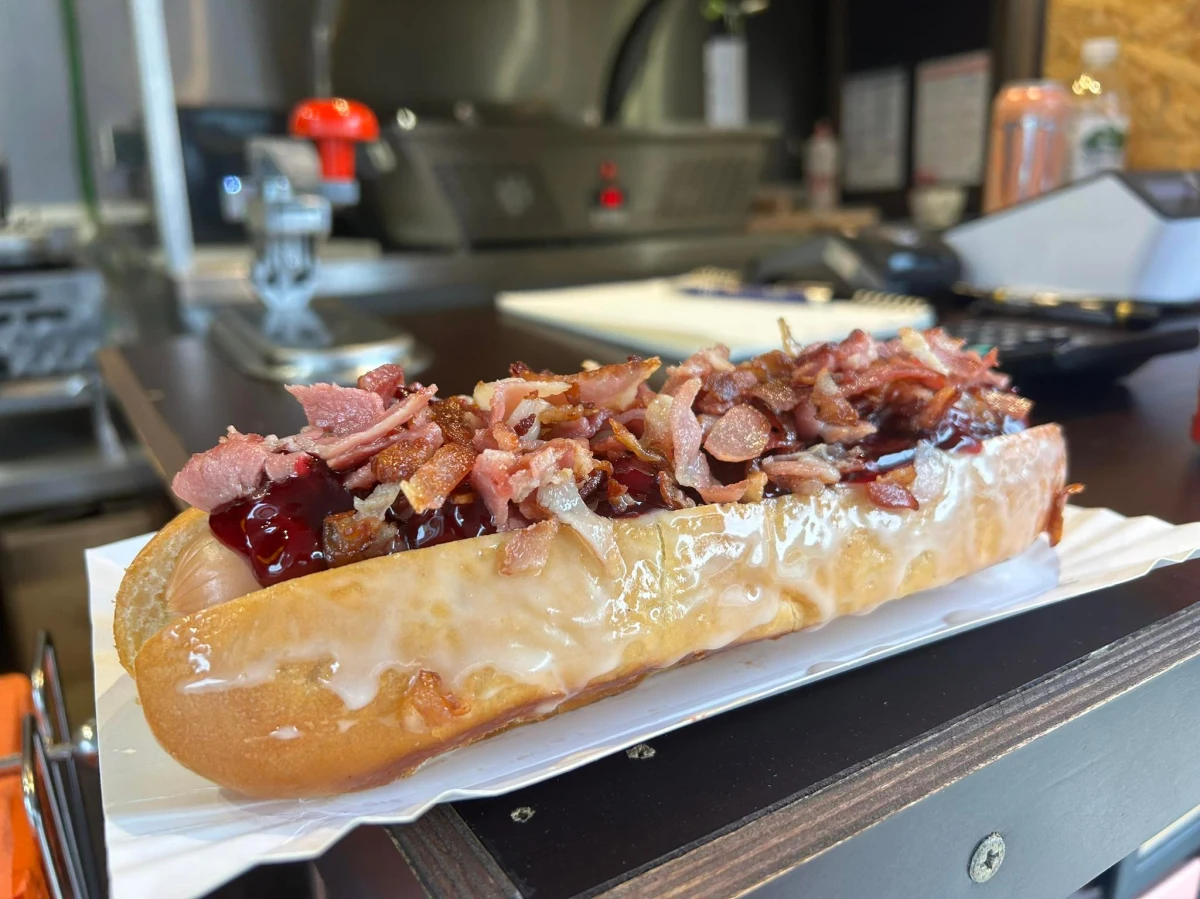 Dla tych którym słodycze w tłusty czwartek już się przejadły, mamy alternatywną propozycję. W Szczecinie można spróbować połączenia pączka z hot-dogiem. Naukowiec z Zachodniopomorskiego Uniwersytetu Technologicznego tworzy natomiast pączki na modłę staropolską. Nadziewa je pasztetem z wątróbki.