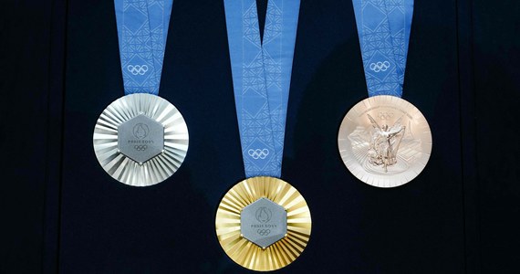 Fragmenty Wieży Eiffla znajdą się w medalach olimpijskich, o które sportowcy będą walczyć podczas igrzysk w Paryżu w dniach 26 lipca - 11 sierpnia. Kawałki żelaza, które pochodzą z obiektu będącego symbolem Francji ważą 18 gramów.