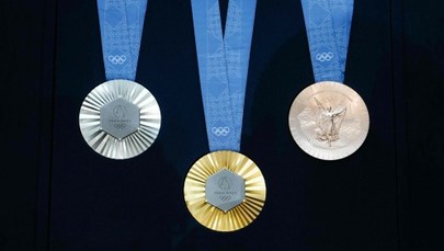 Medale igrzysk w Paryżu zaprezentowane. Każdy ma fragment Wieży Eiffla