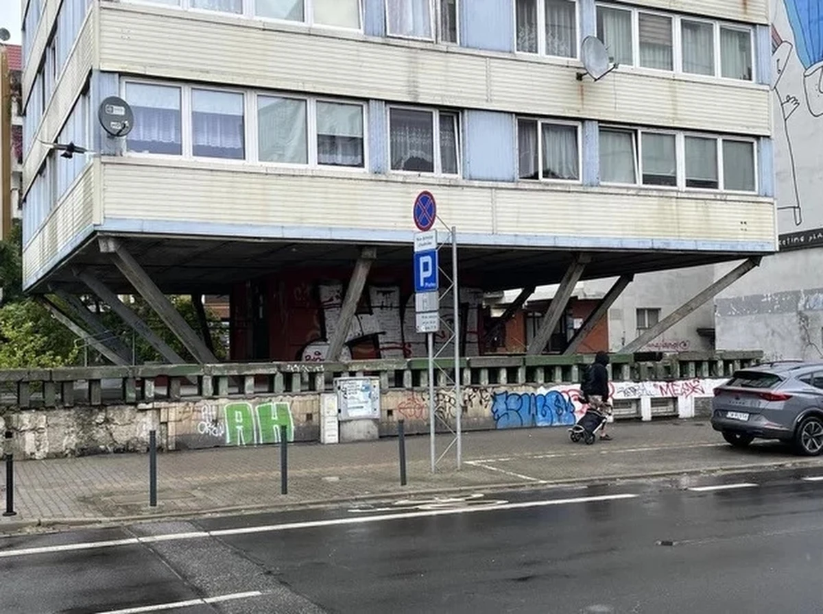 Władze Wrocławia uruchomiły infolinię dla lokatorów Trzonolinowca. Ekspertyza sporządzona przez naukowców z Politechniki Wrocławskiej potwierdziła, że budynek jest w złym stanie technicznym i powinien przejść remont. Mieszkańcy mogą zadzwonić na numer 71 777 87 61. Pracownicy Departamentu Nieruchomości i Eksploatacji odpowiedzą na ich pytania.
