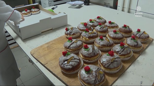 Z czekoladą, czarną porzeczką, pistacją albo tradycyjne z różą. Polskę ogarnął pączkowy szał. W piekarniach wyścig z czasem, w cukierniach kolejki, bo każdy chce zdobyć choćby jednego. Pączek według tradycji ma nam przynieść szczęście, a kalorii nikt przecież dzisiaj nie liczy. Materiał dla "Wydarzeń" przygotowała Katarzyna Kajdasz.