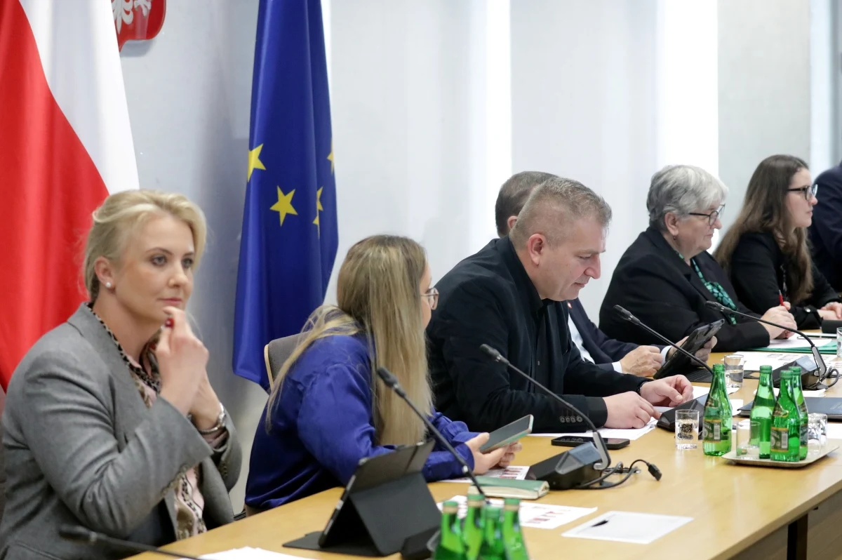 ​Projekt nowelizacji Prawa farmaceutycznego, który przewiduje dostępność jednego z hormonalnych środków antykoncepcyjnych - octanu uliprystalu - dla osób powyżej 15 lat, został w czwartek ponownie skierowany do sejmowej Komisji Zdrowia. Wniosek o odrzucenie projektu w całości złożyła Konfederacja.