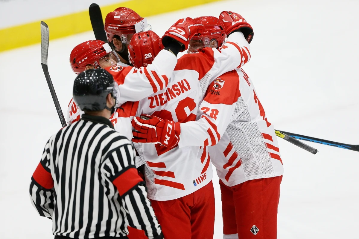 ​Polscy hokeiści pokonali w Sosnowcu Estonię 4:0 (0:0, 2:0, 2:0) w pierwszym meczu turnieju prekwalifikacyjnego do igrzysk olimpijskich 2026.