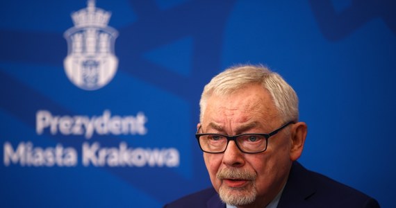 Prezydent Krakowa Jacek Majchrowski zapowiedział, że choć sam nie ubiega się o reelekcję będzie obserwował to, co dzieje się w kampanii przed wyborami samorządowymi i dzielił się z mieszkańcami swoimi opiniami i komentarzami. "Mimo, że kończę moje urzędowanie to nie jest tak, że przestało mi zależeć na Krakowie" - zadeklarował. 