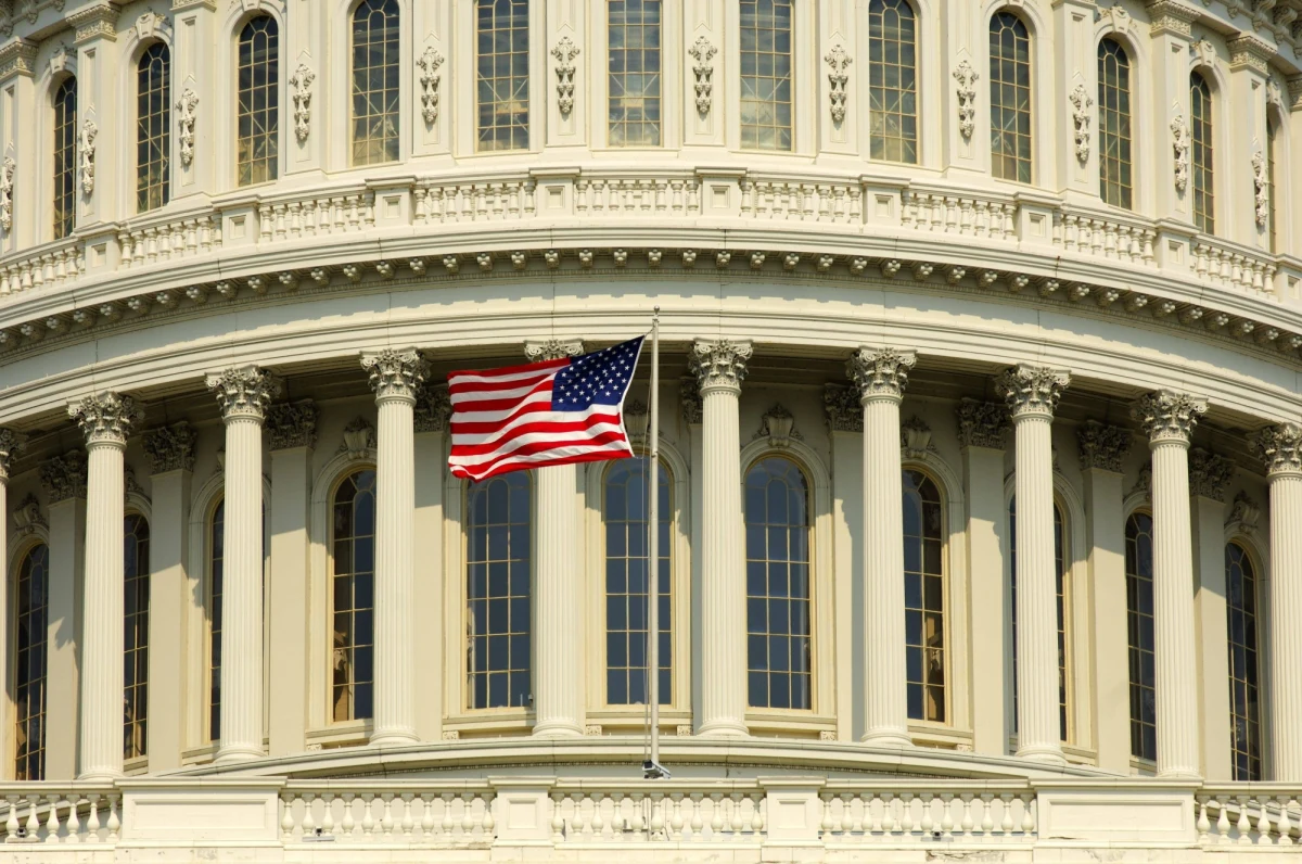 Amerykański Senat zagłosował w środę za dalszym procedowaniem pakietu środków na wsparcie Ukrainy, Izraela i Tajwanu. Stało się to dzień po tym, jak odrzucony został projekt ustawy łączący te środki z reformami imigracyjnymi. Głosowanie nad ostatecznym przyjęciem projektu możliwe jest jeszcze w tym tygodniu.