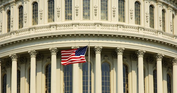 Amerykański Senat zagłosował w środę za dalszym procedowaniem pakietu środków na wsparcie Ukrainy, Izraela i Tajwanu. Stało się to dzień po tym, jak odrzucony został projekt ustawy łączący te środki z reformami imigracyjnymi. Głosowanie nad ostatecznym przyjęciem projektu możliwe jest jeszcze w tym tygodniu.