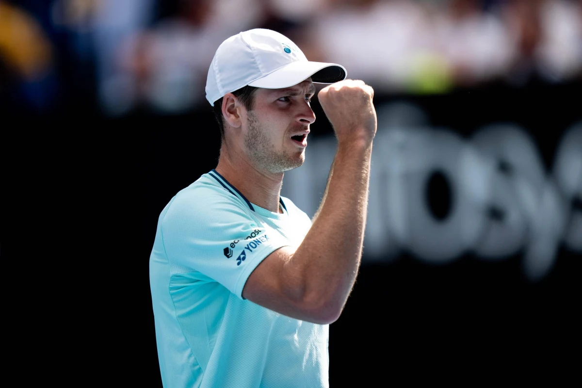 ​Najwyżej rozstawiony Hubert Hurkacz awansował do ćwierćfinału turnieju ATP na kortach twardych w Marsylii. Polski tenisista w 1/8 finału pokonał Kazacha Aleksandra Szewczenkę 6:1, 6:4. Jego kolejnym rywalem będzie Czech Tomas Machac.