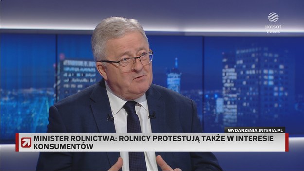 - Towary, które napływają najbardziej destabilizują kraje sąsiadujące z Ukrainą, ale przecież Unia Europejska ma jeden, wspólny rynek - wspomniał Czesław Siekierski, mówiąc o postulatach rolników przed zapowiedzianymi protestami. Zdaniem ministra rolnictwa i rozwoju wsi "rolnicy rozpoczęli debatę, tylko że rozpoczęli ją w postaci protestów na drogach. I trzeba zrozumieć rolników, wsłuchać się w ich głos. I my się wsłuchujemy".