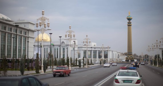 Piosenki byłego prezydenta Gurbanguly'ego Berdimuchamedowa mają być odgrywane podczas wesel, a "zachodnią" muzykę należy radykalnie ograniczać - takie wytyczne są przekazywane przyszłym parom młodym w Turkmenistanie, jak poinformował portal Radia Swoboda.