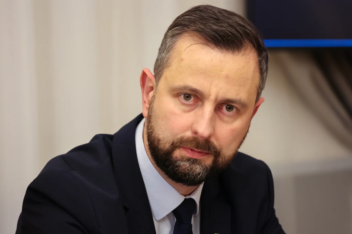 Prace nad przygotowaniem dokumentów strategicznych, które pozwolą zaprogramować dalszą modernizację wojska, zapowiedział wicepremier i szef MON Władysław Kosiniak-Kamysz na sejmowej Komisji Obrony Narodowej. Polityk stwierdził, że za rządów PiS wojsko było pod wpływem politycznym.